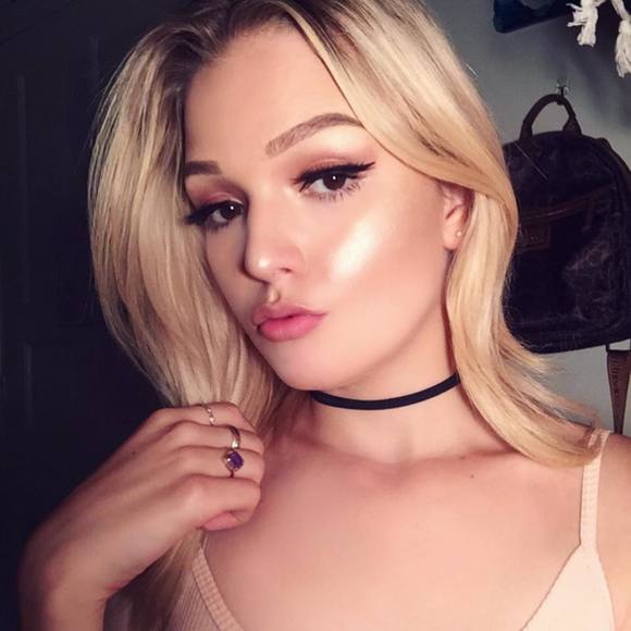 Profile Picture of Emerson Schiemann (@e_schiemann) on Poshmark