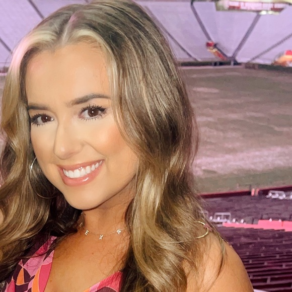 Alexa Hudson - Poshmark Profile Picture of Alexa Hudson (@alexahudson01) on Poshmark