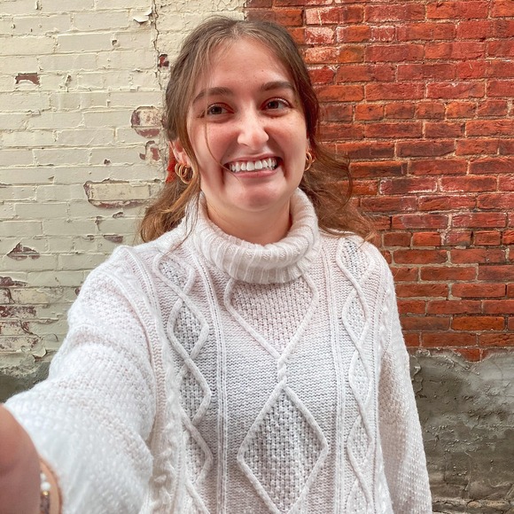 Profile Picture of Olivia Lowery (@livlow18) on Poshmark