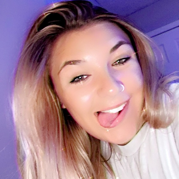 Profile Picture of Brittani Hoyle (@brittanihoyle) on Poshmark