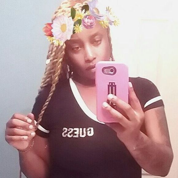 Profile Picture of Shearonda Mscharliesinc (@shea_tremble) on Poshmark