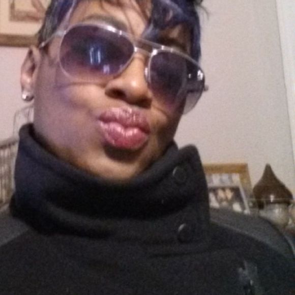 Profile Picture of Laura Solomon (@low2alisa) on Poshmark