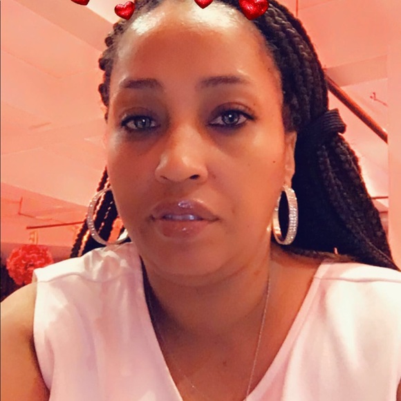 Profile Picture of Melanie Jordan (@melanie625) on Poshmark