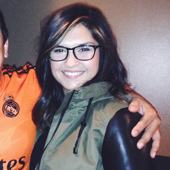 Profile Picture of Hannah Heugel (@hannahheugel) on Poshmark