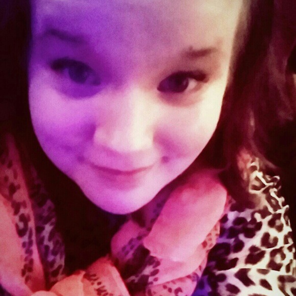 Profile Picture of Ashley Holloway (@ashleyh56) on Poshmark