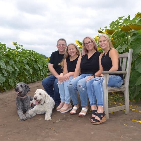 Lea Fieldseth - Poshmark Profile Picture of Lea Fieldseth (@leatoots) on Poshmark