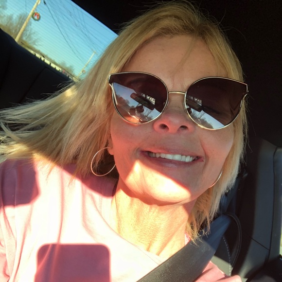 Profile Picture of Angela Holcomb (@billynang19) on Poshmark