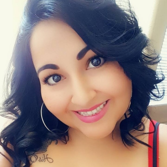 Profile Picture of Gabrielle Derrera (@mrsderrera) on Poshmark