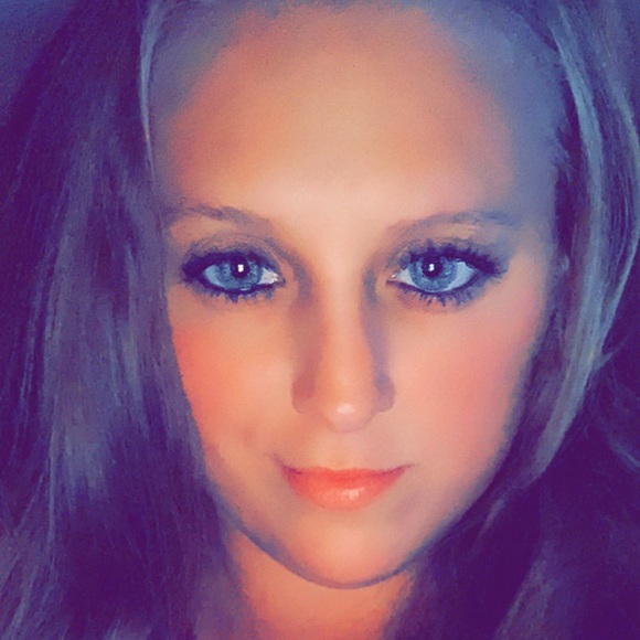 Profile Picture of Miranda Neff (@miranda_neff) on Poshmark