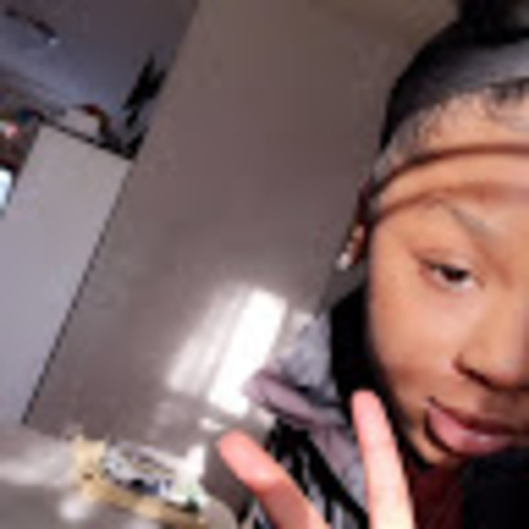 Profile Picture of Amber Mouzone (@amber_mouzone) on Poshmark