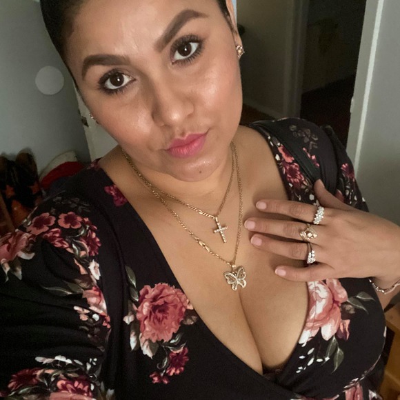 Profile Picture of Valentina Silva (@584vale) on Poshmark