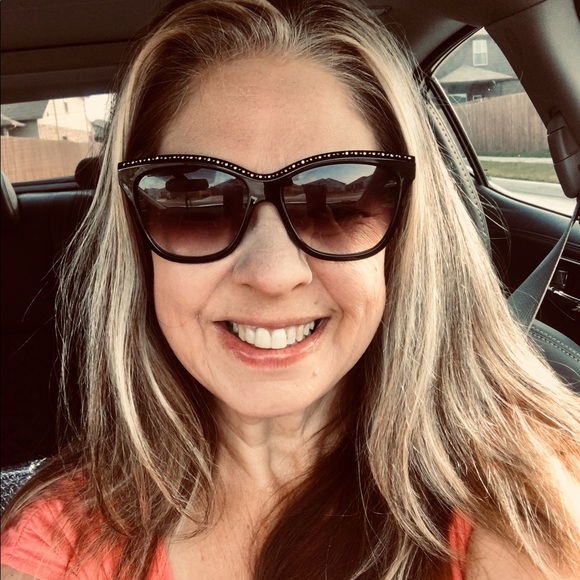 Profile Picture of Gwen Peterson (@gwenjpeterson) on Poshmark