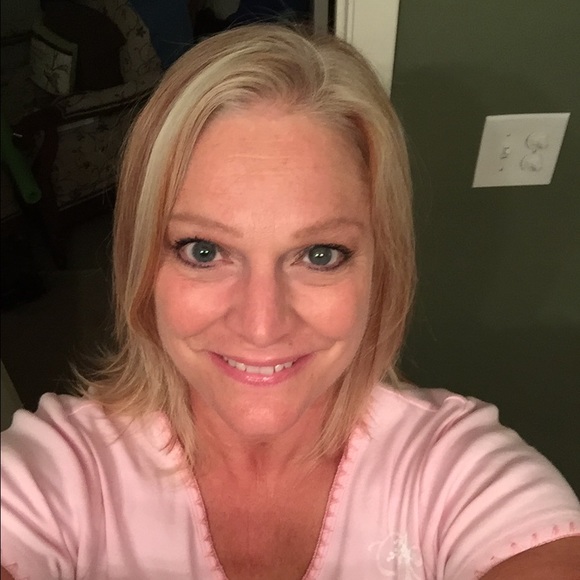 Profile Picture of Donna Martin (@dogama) on Poshmark