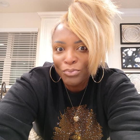 Profile Picture of Aaronetta Hillman (@ahroyalty) on Poshmark