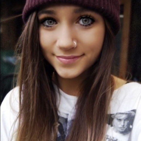 Profile Picture of Chloe Mullins (@cemullins) on Poshmark