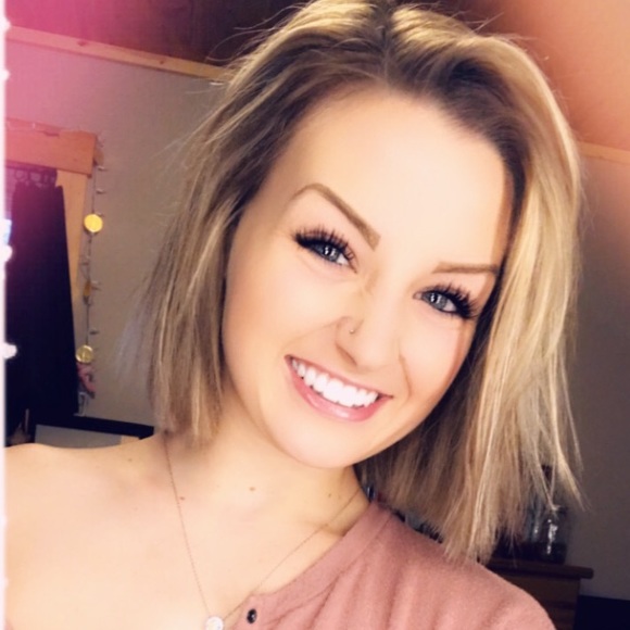 Kaleigh Moore - Poshmark Profile Picture of Kaleigh Moore (@moore_2018) on Poshmark