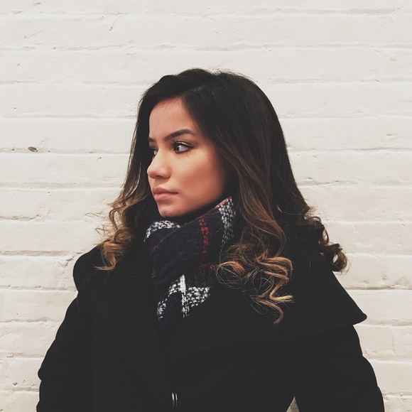 Profile Picture of Liaa Schenkel (@liaaschenkel) on Poshmark