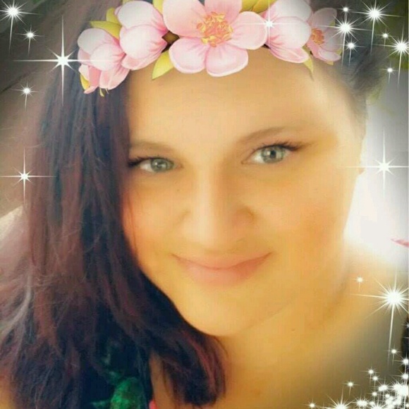 Profile Picture of Wena Mccarroll (@wenamccarroll) on Poshmark