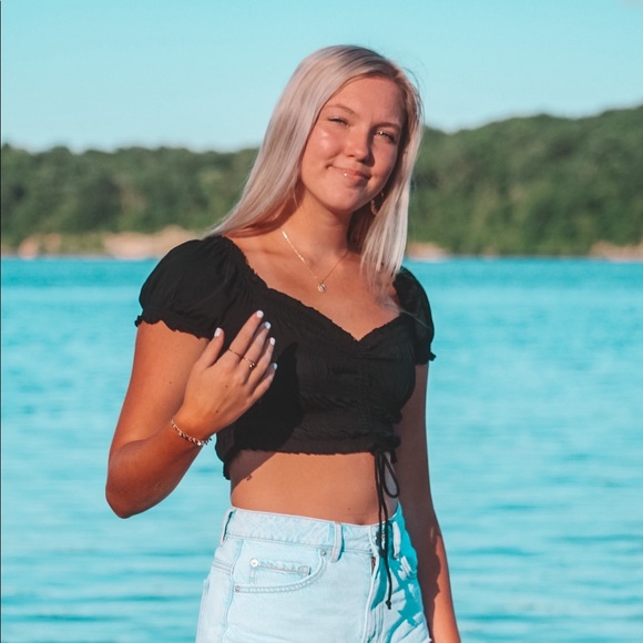 Profile Picture of Brooke Bendorf (@brookebendorf) on Poshmark