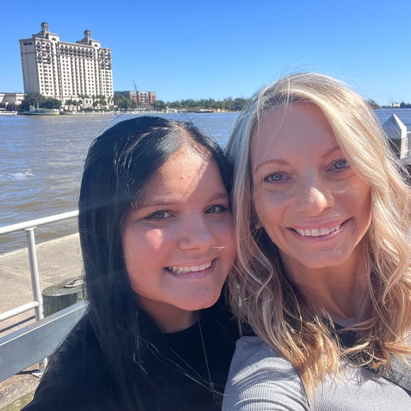 Profile Picture of Carrie Schneider (@cschneider330) on Poshmark