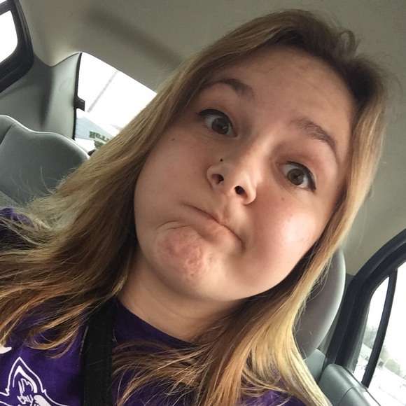 Profile Picture of Shea Walker (@lovelyforever) on Poshmark