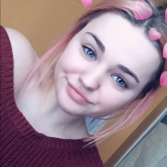 Profile Picture of Brianna Batdorff (@beautybzb) on Poshmark