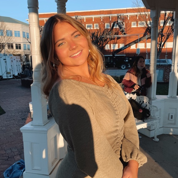 Piper Goeman - Poshmark Profile Picture of Piper Goeman (@pgoeman) on Poshmark