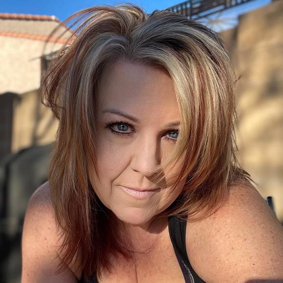Profile Picture of Sara Storms (@jstgooch) on Poshmark