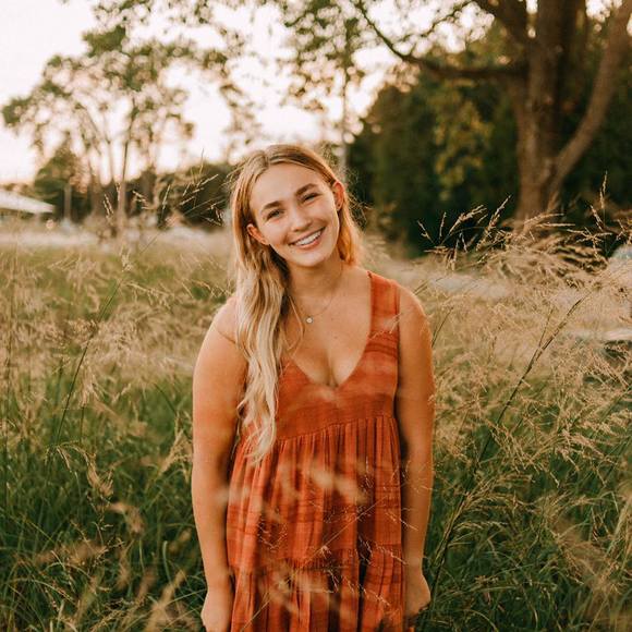 Profile Picture of Lyndsey Schwittay (@lschwittay) on Poshmark