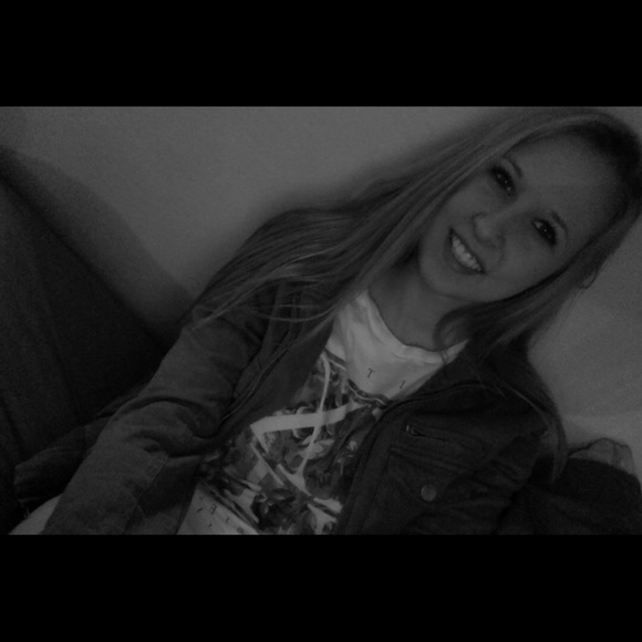 Profile Picture of Tori Bender (@toriiioreo) on Poshmark