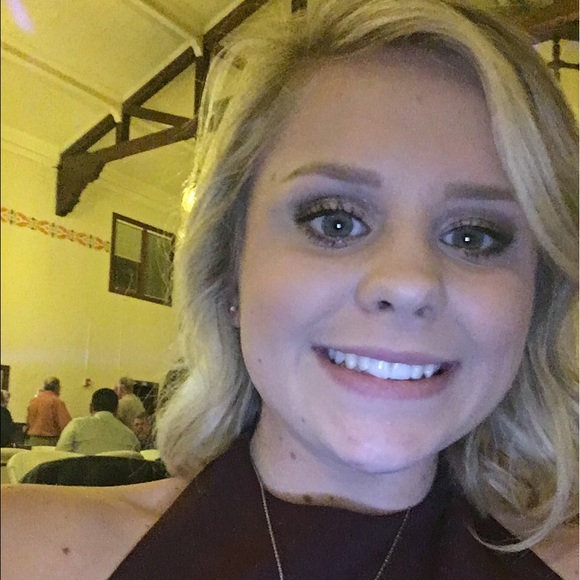 Profile Picture of Ariella Hartley (@arilalahannah) on Poshmark