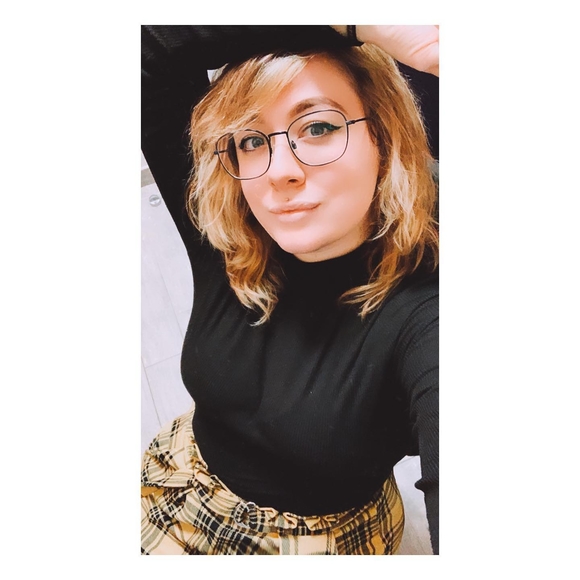 Profile Picture of Amanda Warren (@amandawarren166) on Poshmark