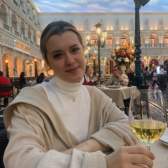Profile Picture of Hanna Steeber (@hannasteeber) on Poshmark