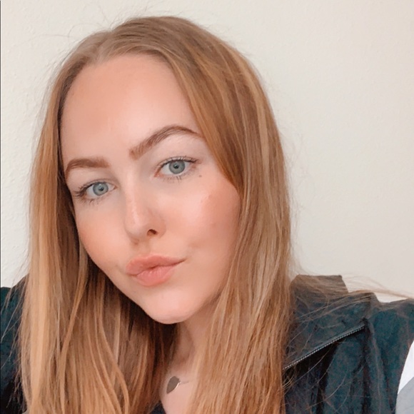 Profile Picture of Shelby Cafferty (@queenbee23668) on Poshmark