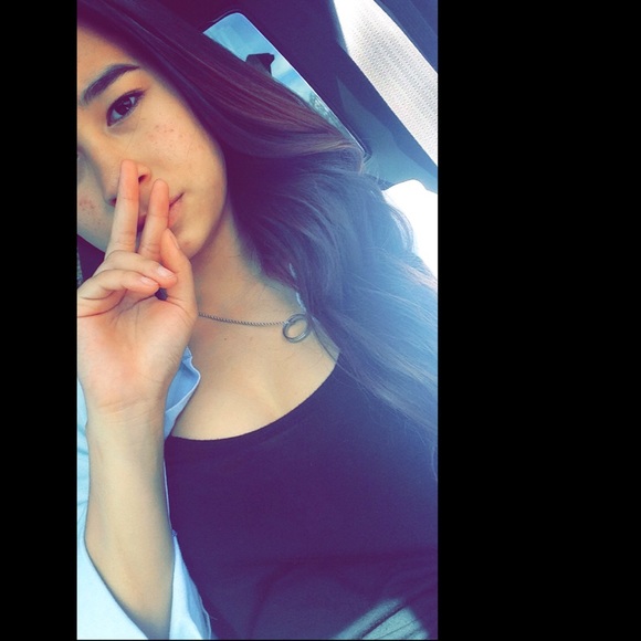 Profile Picture of Moani Mendiola (@moanim) on Poshmark