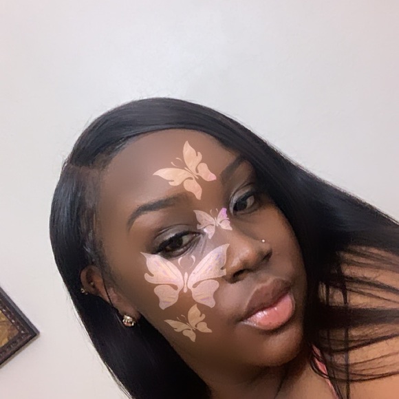 Profile Picture of Raniya Castellow (@raniyac) on Poshmark