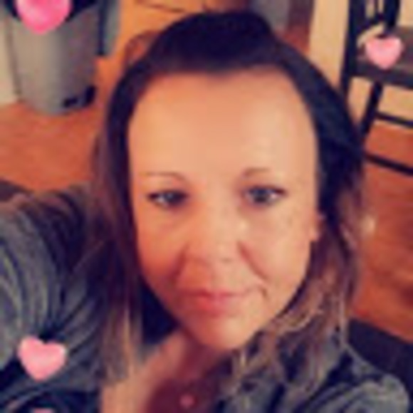 Profile Picture of Mélanie Carreau (@m_carreau) on Poshmark