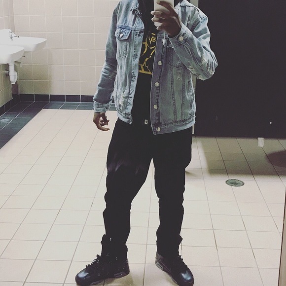 Profile Picture of Vincent Momon (@yungboiiiv) on Poshmark