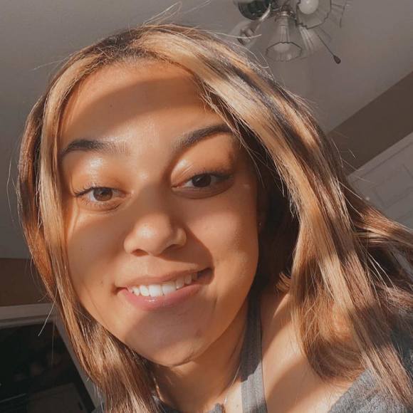 Profile Picture of Sierra Crathers (@sierracrathers) on Poshmark