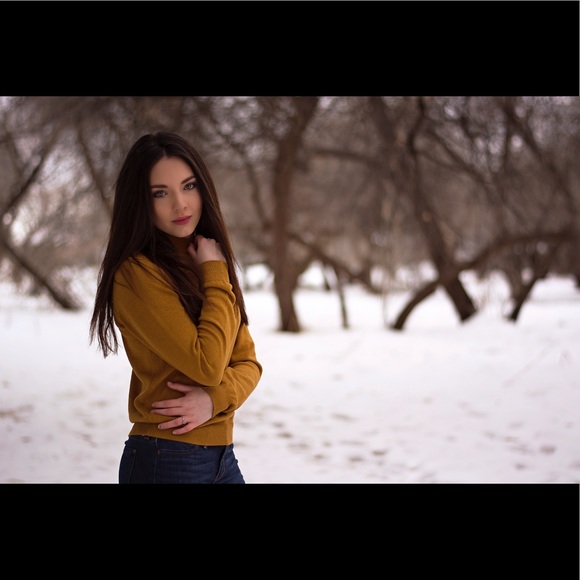 Profile Picture of Alexa Hutson (@lexaloo10) on Poshmark