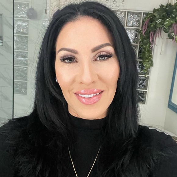 Profile Picture of Rachelle Sansone (@rmsansone) on Poshmark