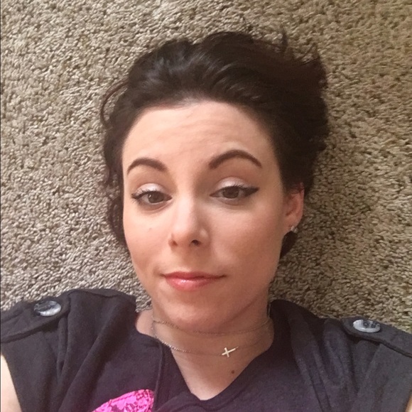 Profile Picture of Amanda Patterson (@mandiee18) on Poshmark