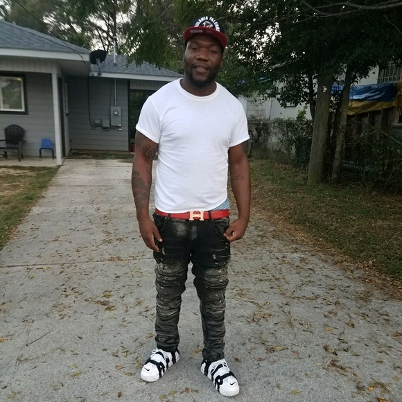 Profile Picture of Rodne Cozine (@ripflip) on Poshmark