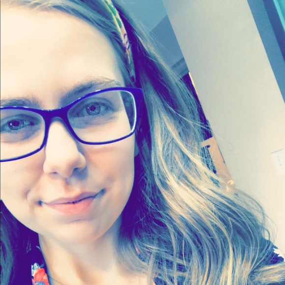 Profile Picture of Amber Yager (@amber142) on Poshmark