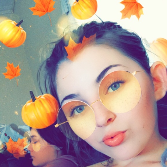 Profile Picture of Lily Poskin (@lilyposkin) on Poshmark