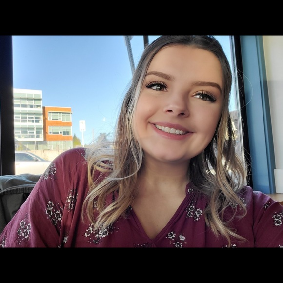 Profile Picture of Natalie Ledvina (@natledvina) on Poshmark