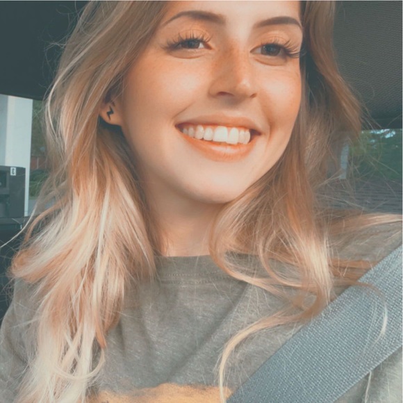 Profile Picture of Camielle Eller (@cxmielleeller) on Poshmark