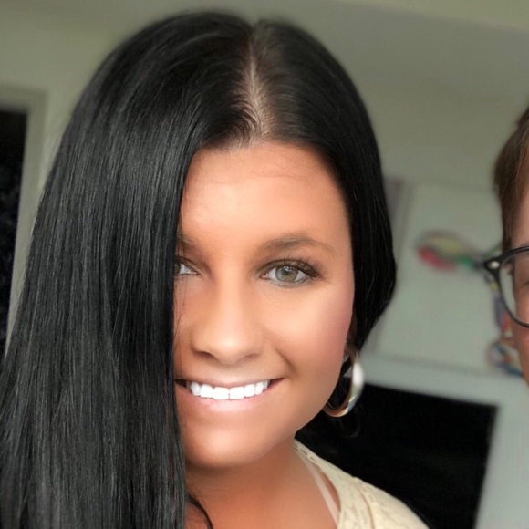 Profile Picture of Francesca Hutton (@francescahutton) on Poshmark