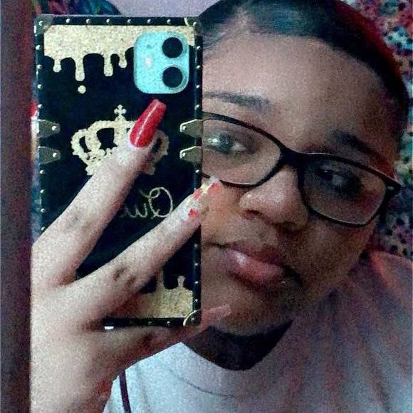 Profile Picture of Ladaysha White (@moneykase) on Poshmark