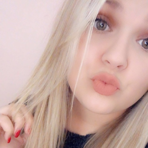 Profile Picture of Ashley Hinners (@ashleyhinners) on Poshmark